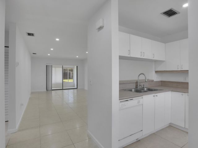 Home for rent at 315 NW 36th Avenue - photo 6565081