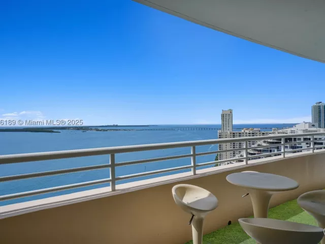 2-bedroom condo for rent in Miami - 808 Brickell Key Dr 2506 - MondialRealty