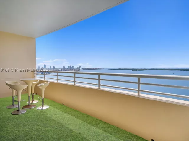 2-bedroom condo for rent in Miami - 808 Brickell Key Dr 2506 - MondialRealty