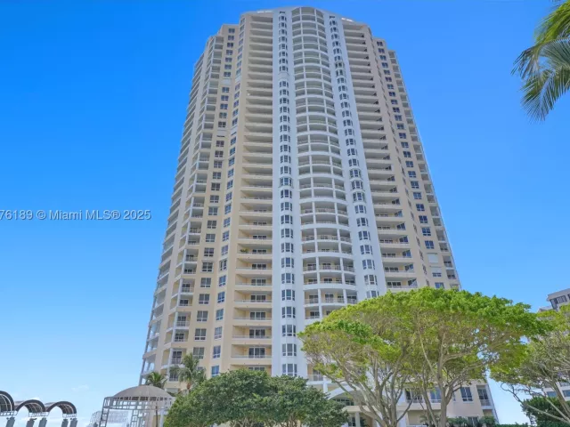 2-bedroom condo for rent in Miami - 808 Brickell Key Dr 2506 - MondialRealty
