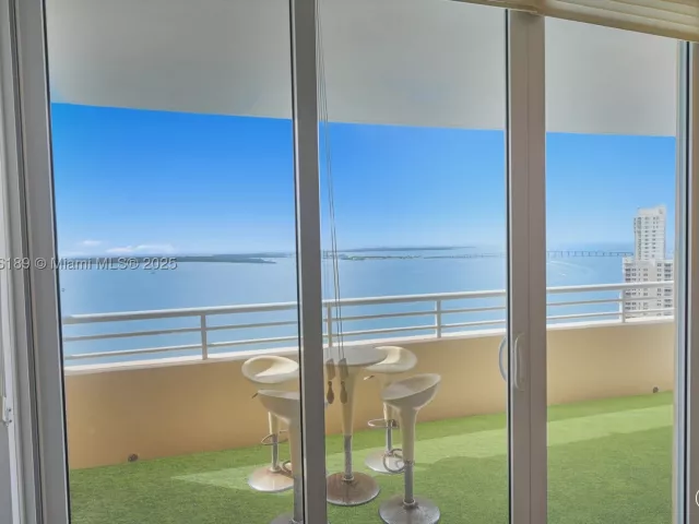 2-bedroom condo for rent in Miami - 808 Brickell Key Dr 2506 - MondialRealty