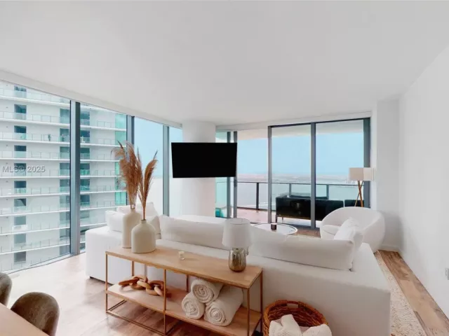 1-bedroom condo for sale in Miami - 650 NE 32ND ST 4607 - MondialRealty
