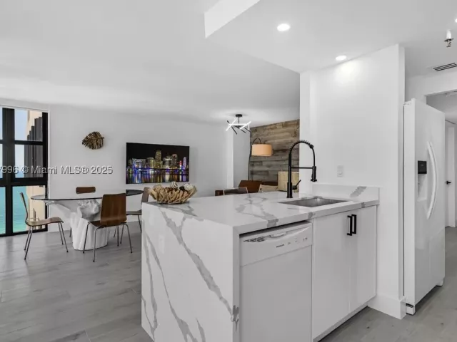 1-bedroom condo for rent in Miami Beach - 2555 Collins Ave 2200 - MondialRealty
