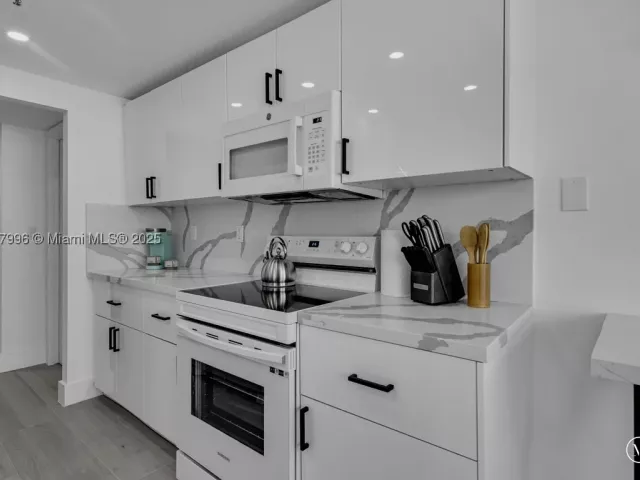 1-bedroom condo for rent in Miami Beach - 2555 Collins Ave 2200 - MondialRealty