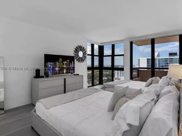 1-bedroom condo for rent in Miami Beach - 2555 Collins Ave 2200 - MondialRealty