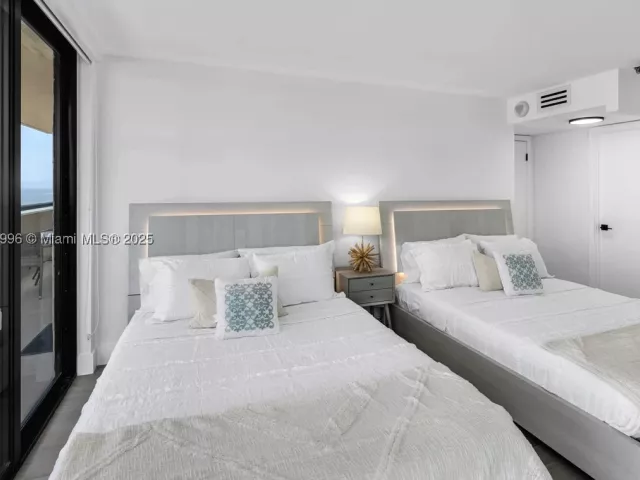 1-bedroom condo for rent in Miami Beach - 2555 Collins Ave 2200 - MondialRealty