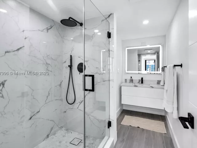 1-bedroom condo for rent in Miami Beach - 2555 Collins Ave 2200 - MondialRealty