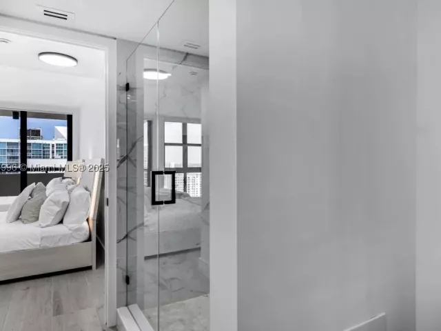 1-bedroom condo for rent in Miami Beach - 2555 Collins Ave 2200 - MondialRealty