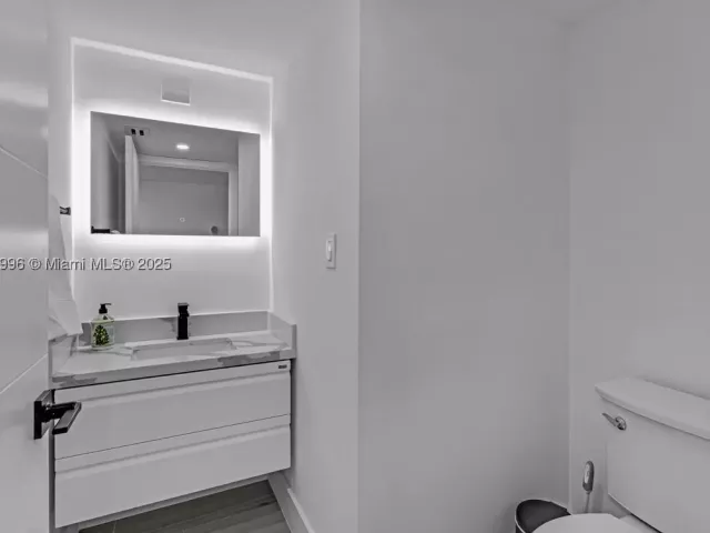 1-bedroom condo for rent in Miami Beach - 2555 Collins Ave 2200 - MondialRealty