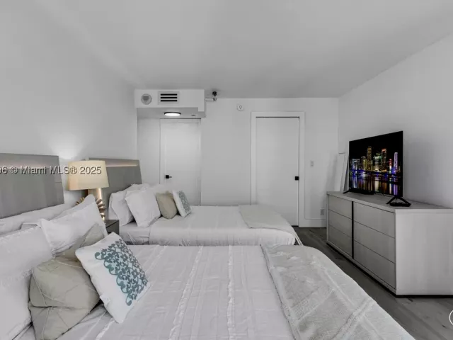 1-bedroom condo for rent in Miami Beach - 2555 Collins Ave 2200 - MondialRealty