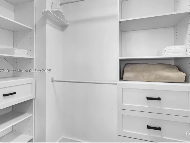 1-bedroom condo for rent in Miami Beach - 2555 Collins Ave 2200 - MondialRealty