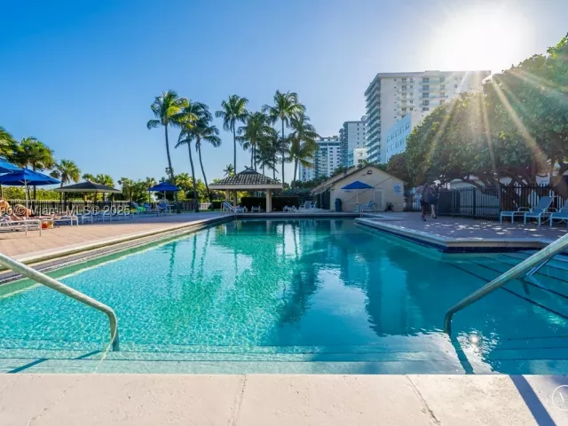 1-bedroom condo for rent in Miami Beach - 2555 Collins Ave 2200 - MondialRealty