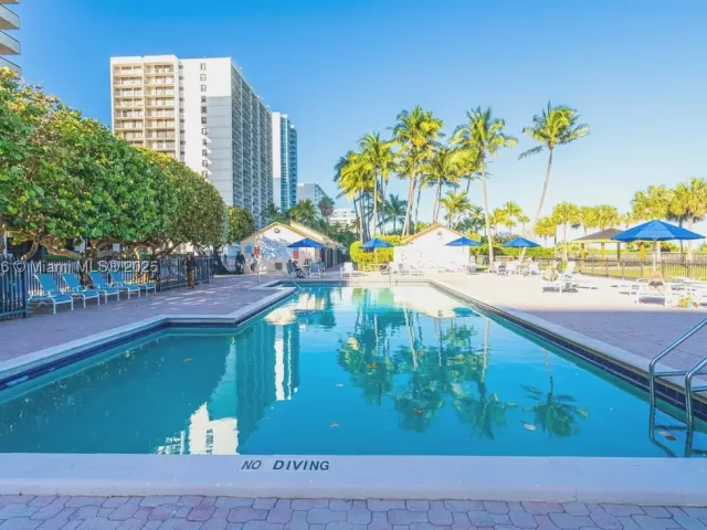 1-bedroom condo for rent in Miami Beach - 2555 Collins Ave 2200 - MondialRealty