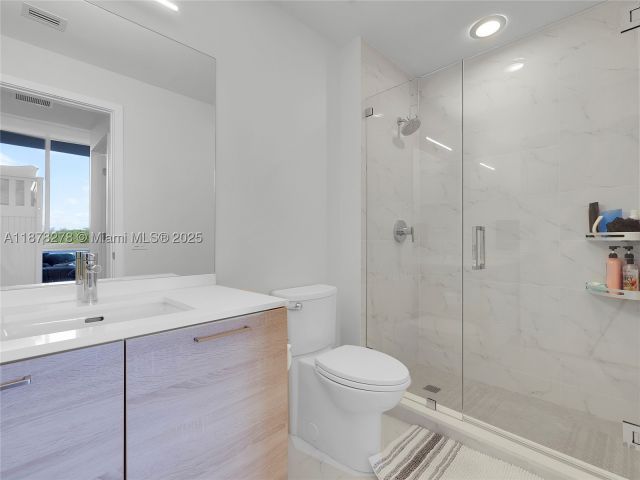 3-bedroom condo for sale in North Miami Beach - 16385 Biscayne Blvd 105 - MondialRealty