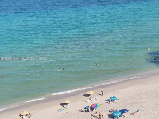 2-bedroom condo for rent in Hollywood - 3505 S Ocean Dr 1006 - MondialRealty
