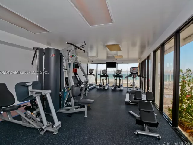2-bedroom condo for rent in Hollywood - 3505 S Ocean Dr 1006 - MondialRealty