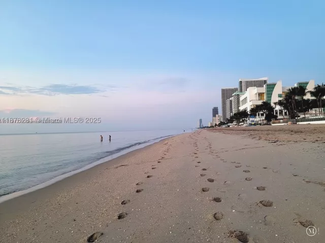 2-bedroom condo for rent in Hollywood - 3505 S Ocean Dr 1006 - MondialRealty