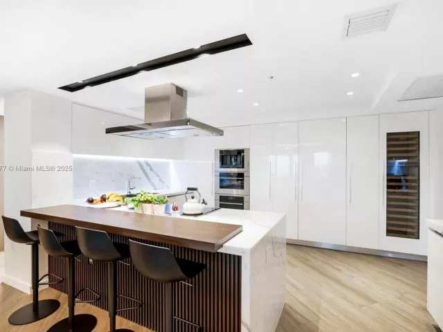 4-bedroom condo for sale in Sunny Isles Beach - 330 Sunny Isles Blvd 5-2403 - MondialRealty