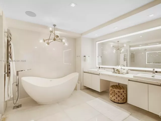 4-bedroom condo for sale in Sunny Isles Beach - 330 Sunny Isles Blvd 5-2403 - MondialRealty