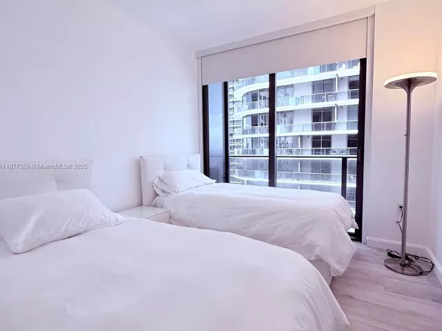 3-bedroom condo for rent in Miami - 55 SW 9th St 4003 - MondialRealty