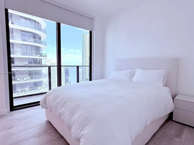 3-bedroom condo for rent in Miami - 55 SW 9th St 4003 - MondialRealty