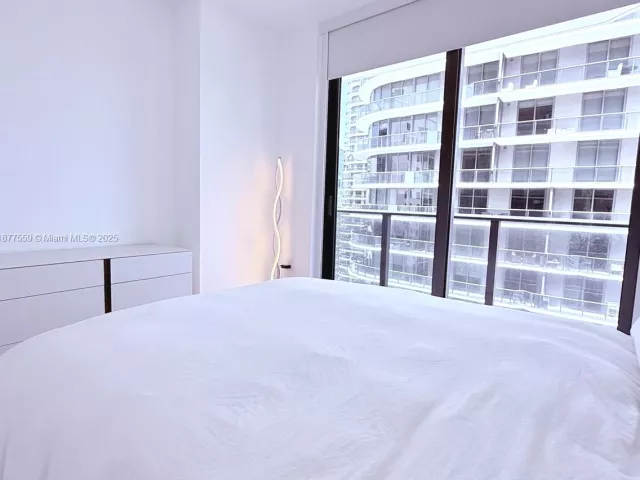 3-bedroom condo for rent in Miami - 55 SW 9th St 4003 - MondialRealty