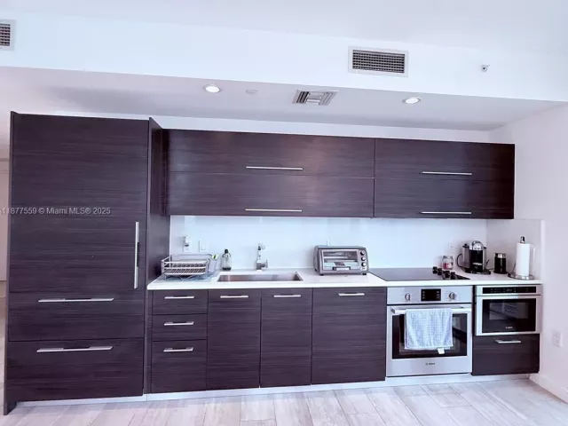 3-bedroom condo for rent in Miami - 55 SW 9th St 4003 - MondialRealty