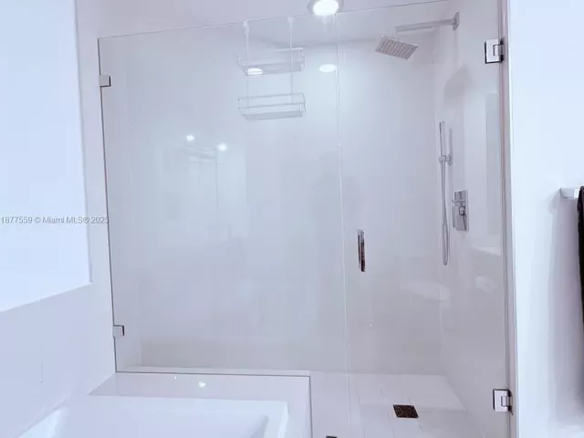 3-bedroom condo for rent in Miami - 55 SW 9th St 4003 - MondialRealty