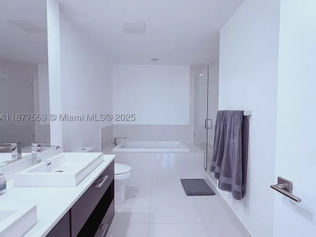 3-bedroom condo for rent in Miami - 55 SW 9th St 4003 - MondialRealty