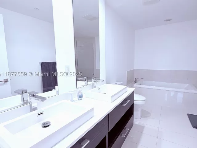 3-bedroom condo for rent in Miami - 55 SW 9th St 4003 - MondialRealty