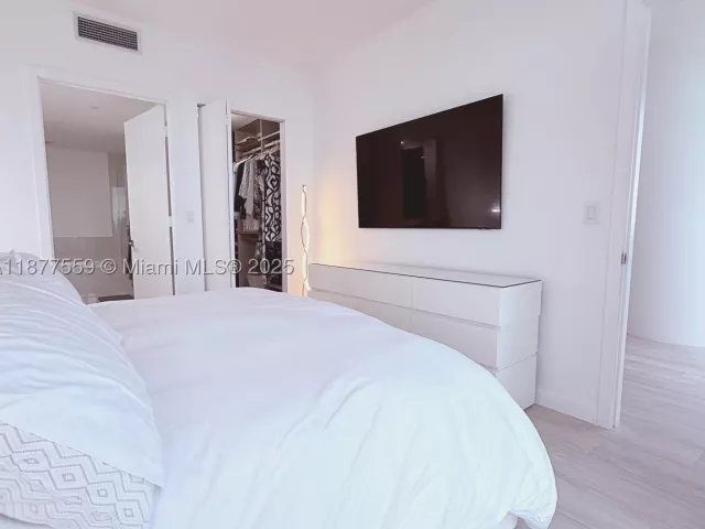 3-bedroom condo for rent in Miami - 55 SW 9th St 4003 - MondialRealty