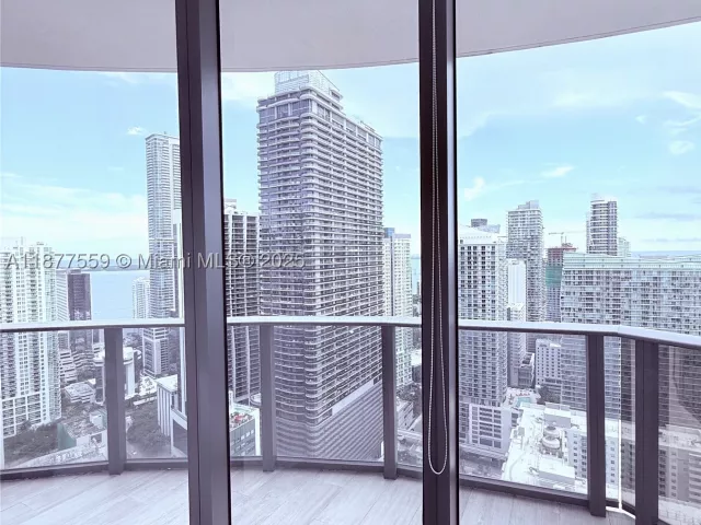 3-bedroom condo for rent in Miami - 55 SW 9th St 4003 - MondialRealty