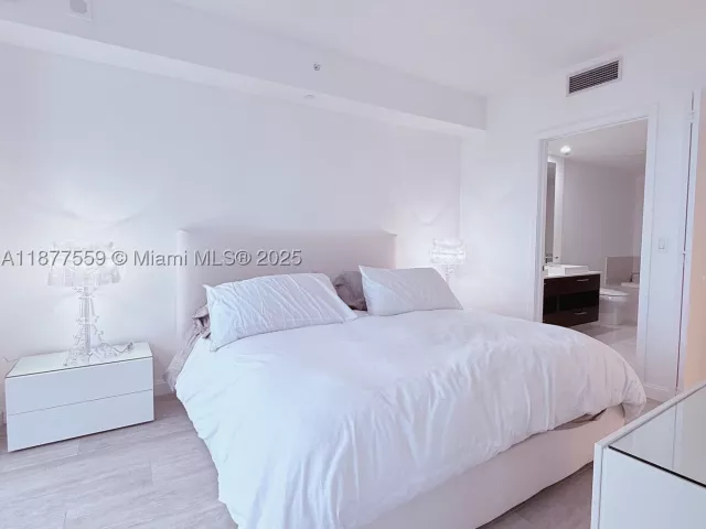 3-bedroom condo for rent in Miami - 55 SW 9th St 4003 - MondialRealty