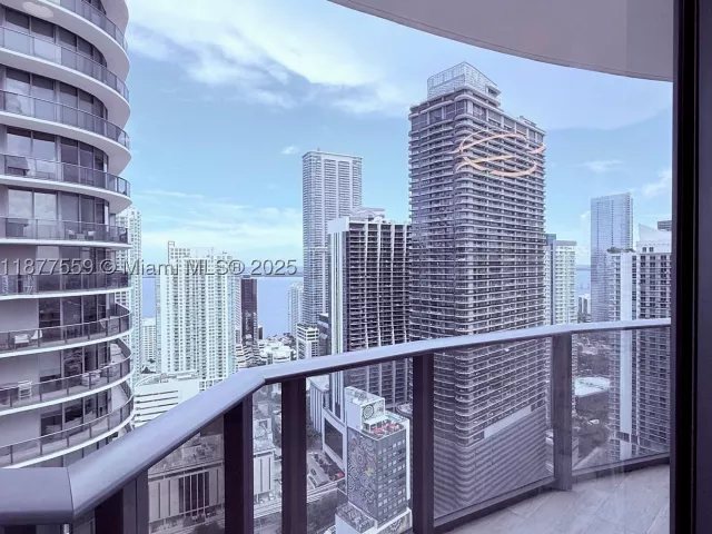 3-bedroom condo for rent in Miami - 55 SW 9th St 4003 - MondialRealty