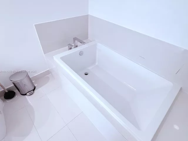 3-bedroom condo for rent in Miami - 55 SW 9th St 4003 - MondialRealty