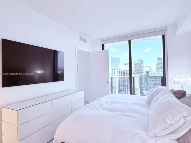 3-bedroom condo for rent in Miami - 55 SW 9th St 4003 - MondialRealty