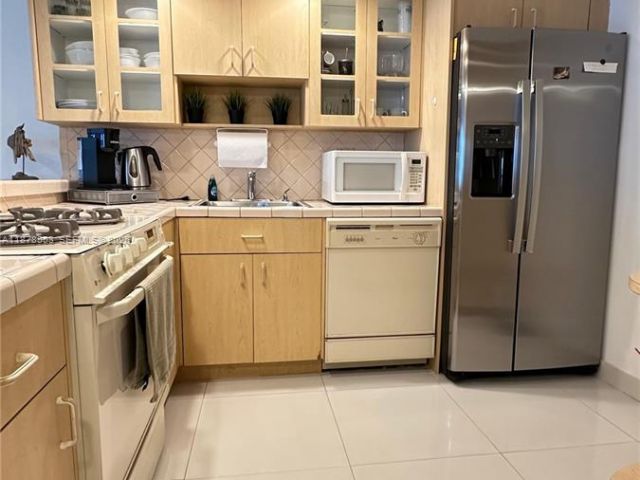 1-bedroom condo for rent in Hallandale Beach - 2030 S Ocean Dr 725 - MondialRealty