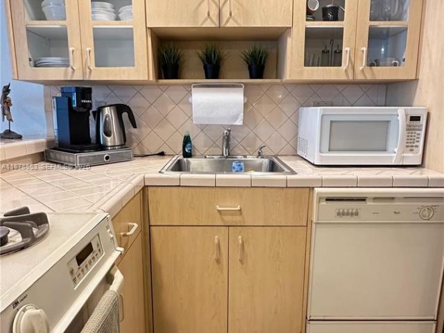 1-bedroom condo for rent in Hallandale Beach - 2030 S Ocean Dr 725 - MondialRealty