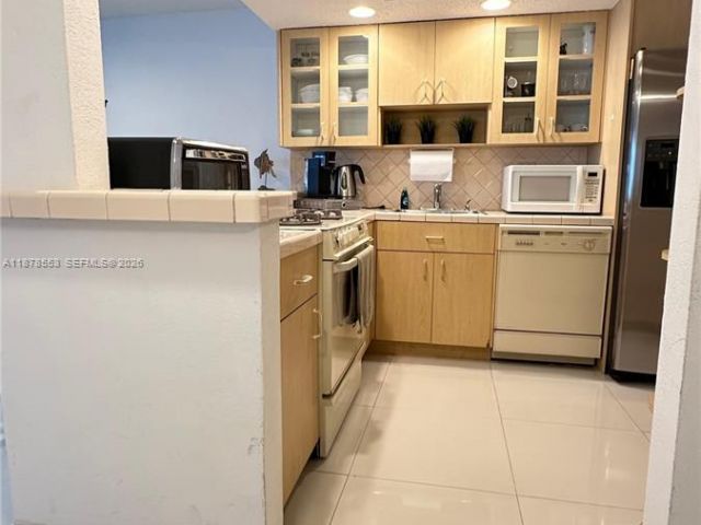 1-bedroom condo for rent in Hallandale Beach - 2030 S Ocean Dr 725 - MondialRealty