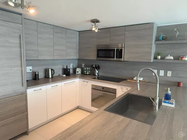 2-bedroom condo for rent in Sunny Isles Beach - 400 Sunny Isles Blvd 1021 - MondialRealty