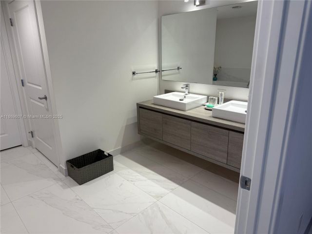 Apartment for rent  Unit #1021 - photo 6539467