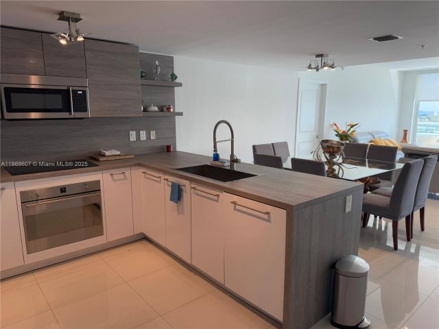 Apartment for rent  Unit #1021 - photo 6539478