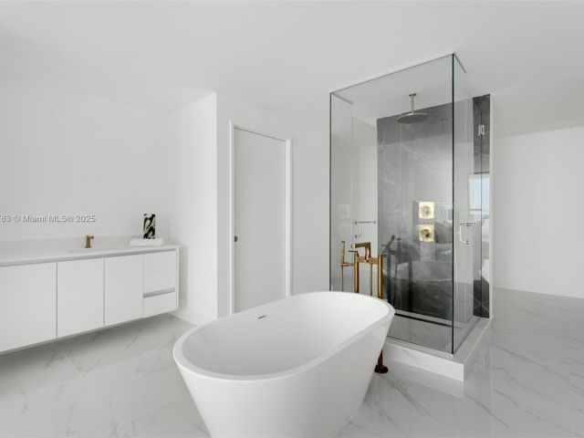 Apartment for sale  Unit #4702 - photo 6604354