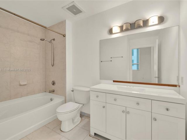 2-bedroom condo for sale in Miami - 234 NE 3rd St 601 - MondialRealty