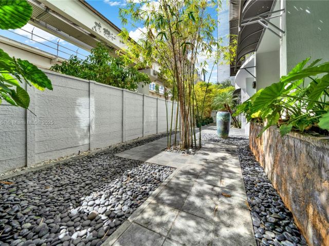 2-bedroom condo for sale in Miami - 234 NE 3rd St 601 - MondialRealty