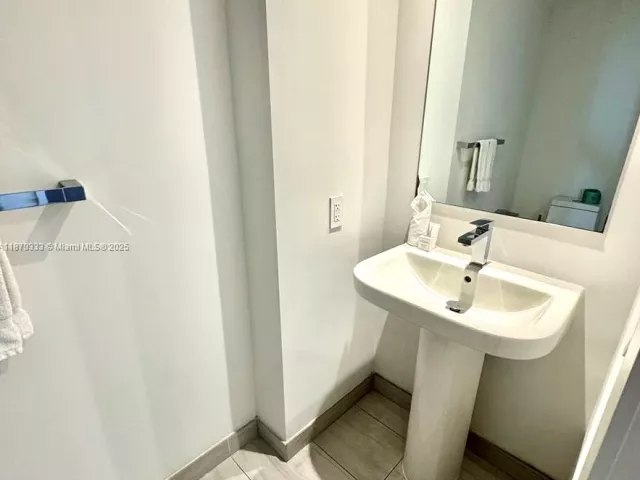 1-bedroom condo for sale in Hollywood - 4010 S Ocean Dr R2406 - MondialRealty
