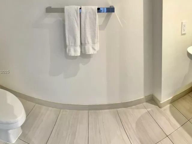 1-bedroom condo for sale in Hollywood - 4010 S Ocean Dr R2406 - MondialRealty