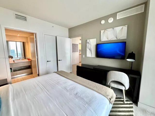 1-bedroom condo for sale in Hollywood - 4010 S Ocean Dr R2406 - MondialRealty