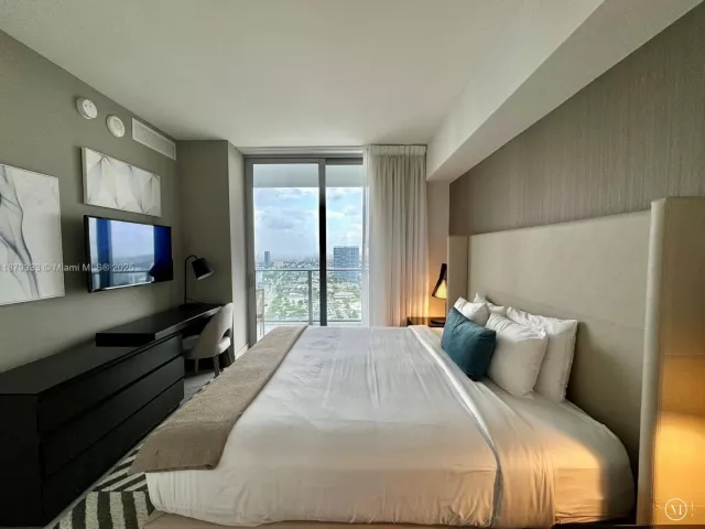 1-bedroom condo for sale in Hollywood - 4010 S Ocean Dr R2406 - MondialRealty