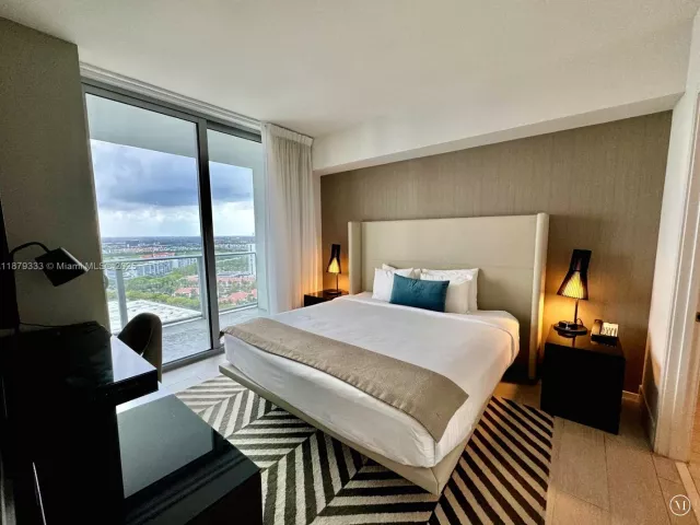 1-bedroom condo for sale in Hollywood - 4010 S Ocean Dr R2406 - MondialRealty